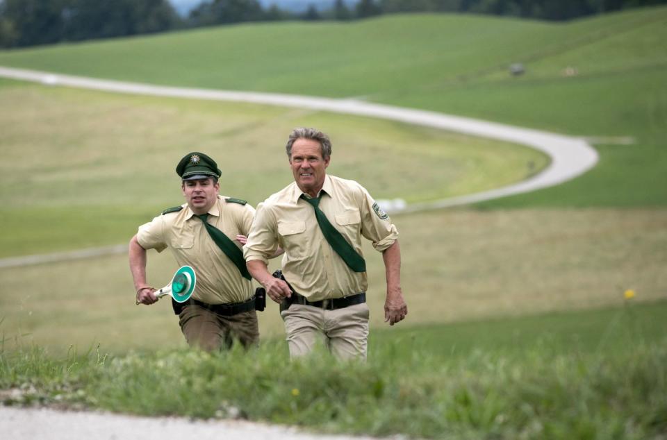 Riedl (Paul Sedlmeir, links) und Hubert (Christian Tramitz) haben auch in "Hubert ohne Staller" mal wieder alle Hände voll zu tun. Was wohl die wenigsten wissen: Die beiden Schauspieler sind miteinander verwandt. (Bild: ARD/TMG/Chris Hirschhäuser)