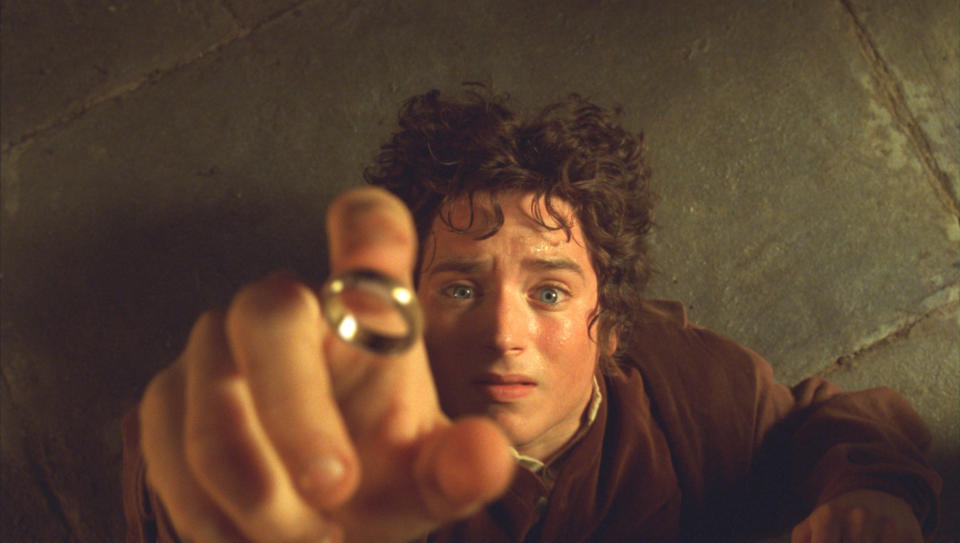 In den Filmen muss Elijah Wood als Frodo Beutlin den Ring nach Mordor zurück bringen. (Bild: ddp images)