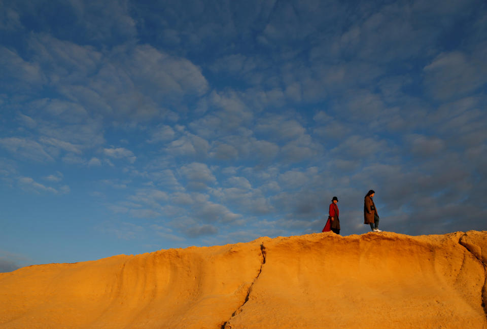 <p>Touristen wandern bei bildschönem Wetter durch den malerischen Naturpark Dwerja auf der maltesischen Insel Gozo. (Bild: REUTERS/Darrin Zammit Lupi) </p>