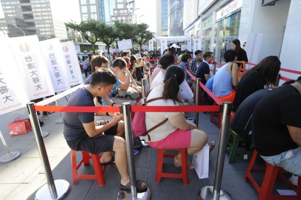 8點不到台灣大哥大台北威秀門市前擠了上百人排隊搶購，顯見iPhone 7的魅力