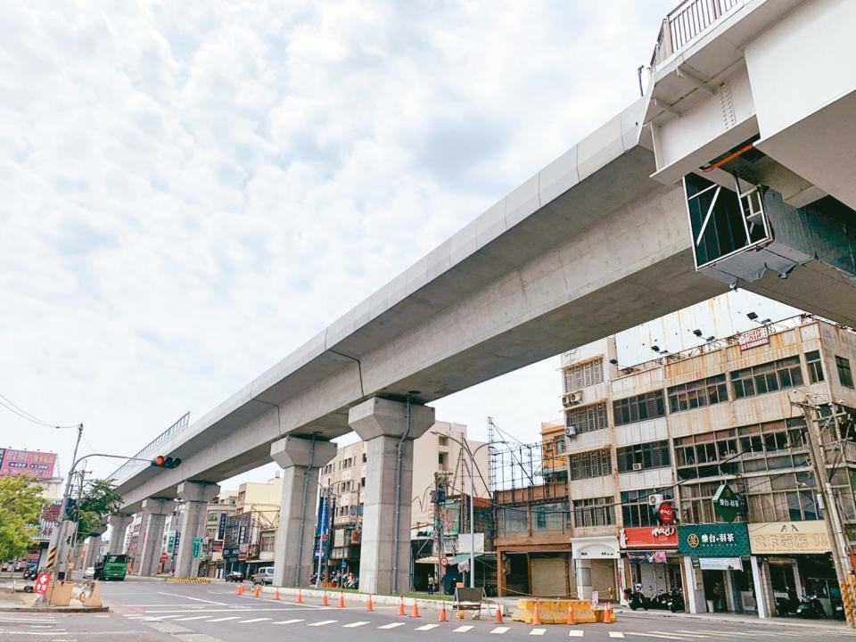 岡山民眾反映，捷運高架軌道進入中山南路後緊鄰民宅，因未設隔音牆，列車通過聲音非常大，相當擾民。記者宋原彰／攝影