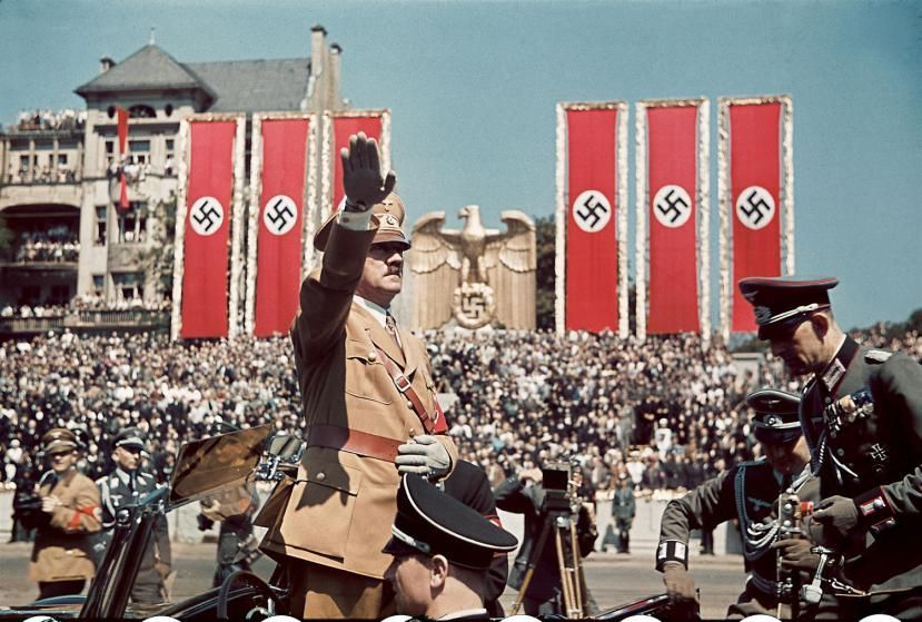 Hitler saúda as tropas da Legião Condor, que lutaram na Guerra Civil espanhola, durante um desfile realizado após seu regresso à Alemanha, 1939 (Hugo Jaeger/LIFE).
