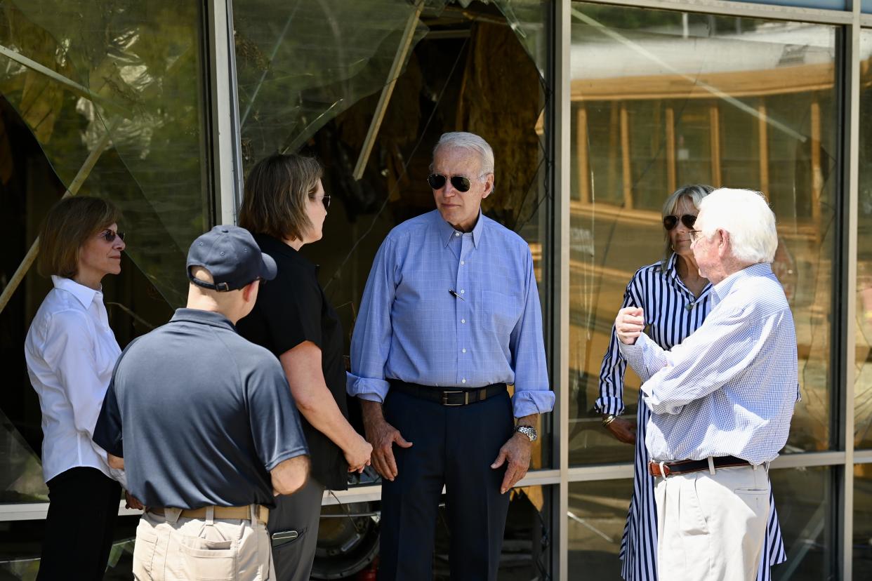 El presidente Joe Biden desciende del avión presidencial en Cincinnati/Aeropuerto Internacional Norte de Kentucky, en Hebron, Kentucky, el 6 de mayo de 2022. (Tom Brenner/The New York Times)
