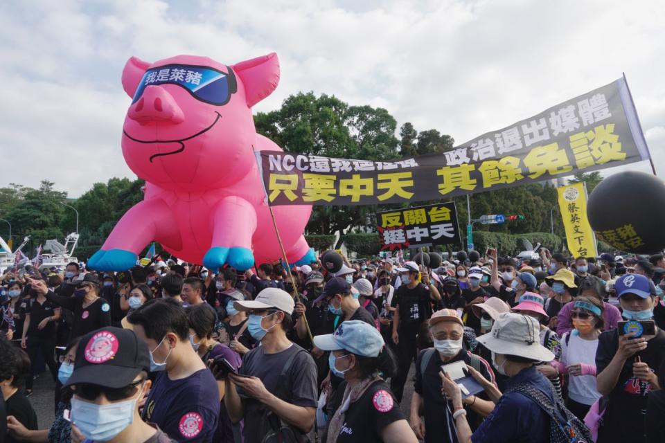 今年的秋鬥遊行，反美萊豬和反對中天關台的訴求強走了往年秋鬥為勞工爭取權益的主軸，但也因而各路反蔡英文人馬齊聚凱道，場面顯得相當熱鬧！   圖：張良一/攝