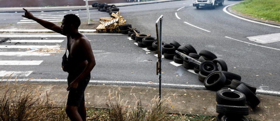 La préfecture a annoncé que le couvre-feu était prolongé jusqu'au 7 décembre prochain dans certaines communes, alors que les émeutes se poursuivent.
