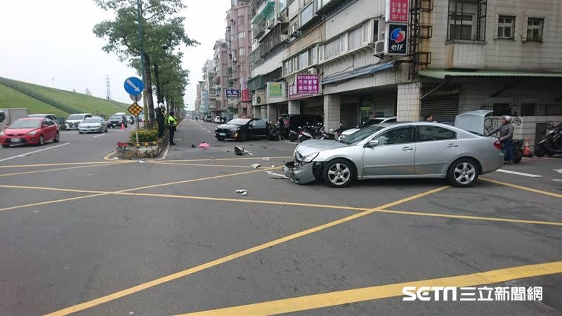 今年1月間，一部灰色轎車從巷弄中駛出，擦撞特斯拉，波及一名女童。（資料照／翻攝畫面）