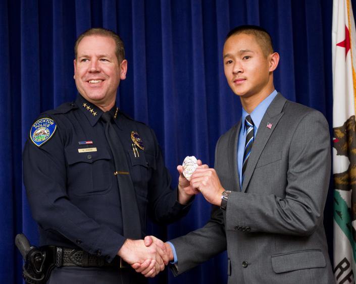 20131016 - Trois nouveaux agents ont prêté serment au département de police de Stockton par le chef Jones mercredi 16 octobre. Ils ont également annoncé l'embauche de deux nouveaux stagiaires de police.  Le chef Jones est vu ici avec Ny Tran.Transmission Référence : REC1310161756383127