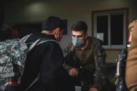 Photo fournie par l'armée américaine d'un soldat US qui procède au contrôle pour l'évacuation d'un Afghan, a l'aéroport de Kaboul, le 18 août 2021