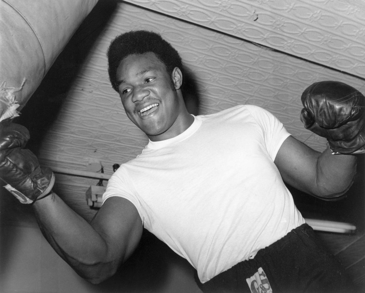 Una foto de archivo muestra al boxeador George Foreman golpeando una bolsa de ejercicios. (Foto: Getty Images)