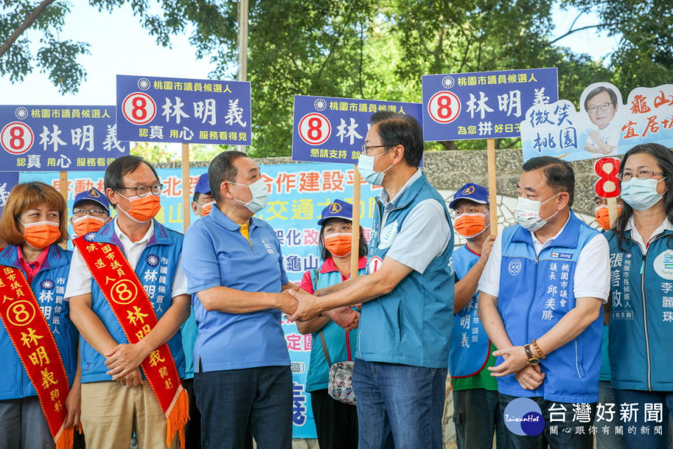 「友善連線」國民黨桃園市長候選人張善政與新北市長侯友宜合體。