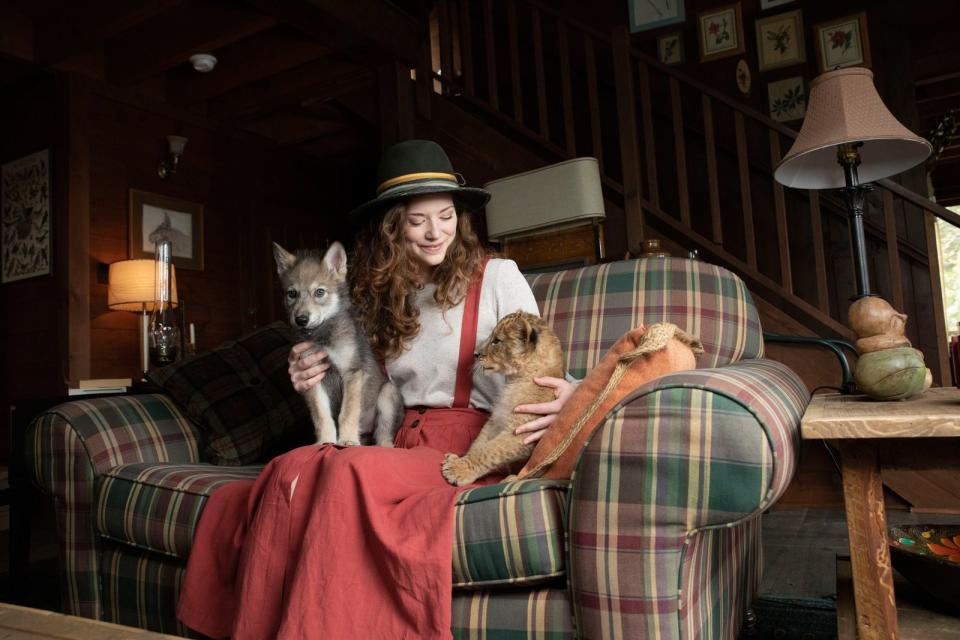 Eben noch wollte Alma (Molly Kunz) Profi-Pianistin werden, jetzt sitzt sie mit einem jungen Löwen und einem jungen Wolf in einer Hütte in Kanada. (Bild: Emmanuel Guionet/Studiocanal)