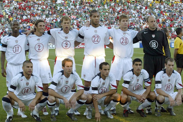 Claudio Reyna (número 10) y Gregg Berhalter (número 3) se conocen desde su infancia y representaron juntos a la selección estadounidense en dos mundiales, los de 2002 y 2006.