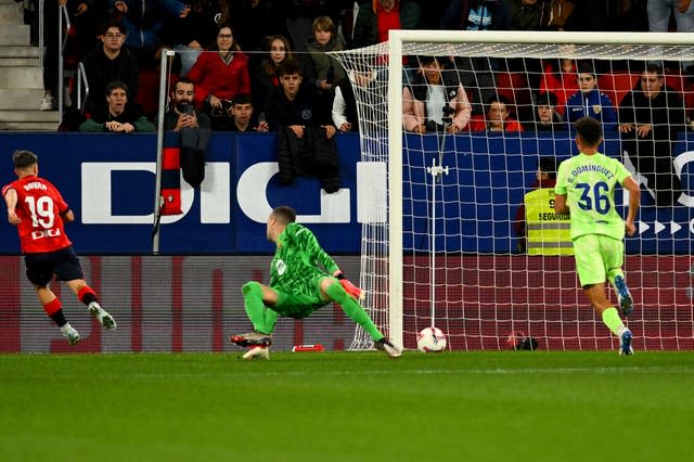 Bryan Zaragoza scores for Osasuna against Barcelona