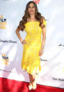 <p>Gelb ist DIE Trendfarbe für den Sommer 2017. Schauspielerin Sofia Vergara machte auf der “The Female Brain”-Premiere im Rahmen des Los Angeles Film Festivals in ihrem Pencil-Dress von Martha Medeiros vor, dass sich selbst grelles Gelb ladylike tragen lässt. (Bild: Rex Features) </p>