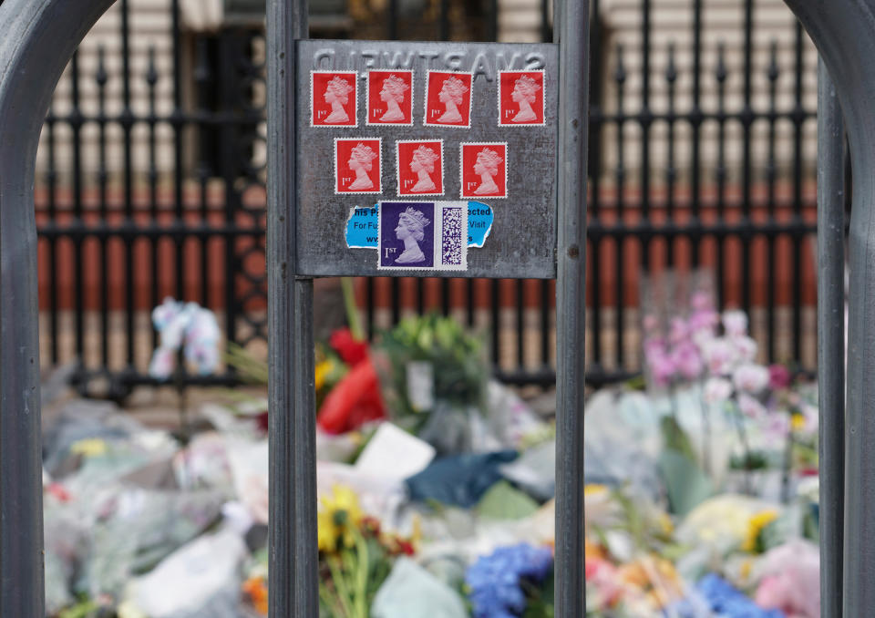 Stamps of Queen Elizabeth II on a fence at Buckingham Palace, Sept. 8, 2022.<span class="copyright">Larissa Schwedes / DPA-AP</span>