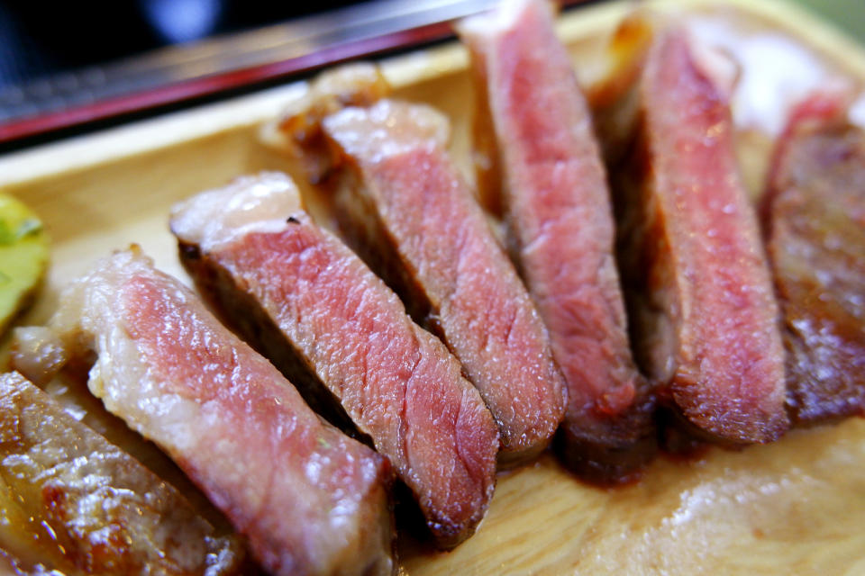 西冷牛扒就較厚肉，肉質彈牙，食肉獸至啱食。