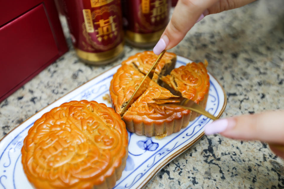 Eu Yan Sang - cutting into mooncake