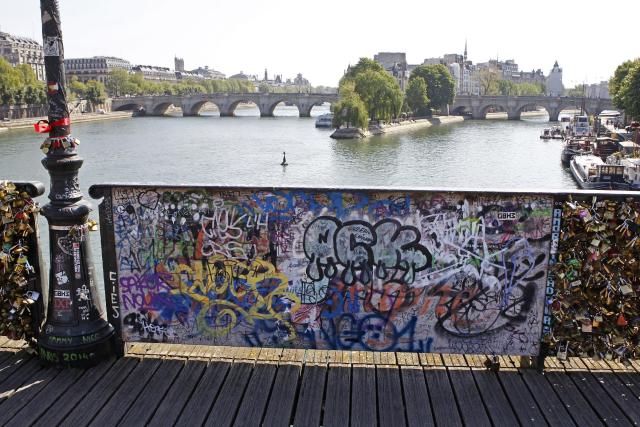 Aesthetics-minded Americans decry Paris love locks