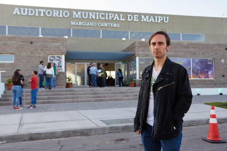 El hijo de Cantero frente al auditorio con el nombre de su padre