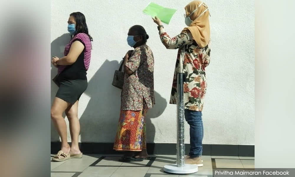 Photo of woman sheltering senior citizen from heat melts hearts