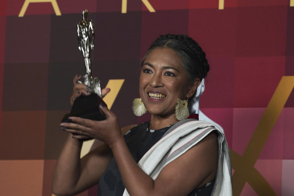 Ángeles Cruz posa con su premio a mejor ópera prima por "Nudo Mixteco" en la 64a entrega del Premio Ariel del Cine Mexicano en la Ciudad de México el 11 de octubre de 2022. (Foto AP/Marco Ugarte)