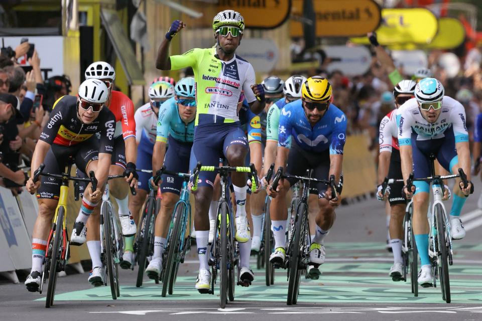 L'Érythréen de l'équipe Intermarche-Wanty, Biniam Girmay (au centre), pédale vers la ligne d'arrivée devant le Colombien de l'équipe Movistar, Fernando Gaviria (deuxième à droite), et le coureur belge de l'équipe Lotto Dstny, Arnaud. De Lie (à gauche), respectivement deuxième et troisième, pour remporter la troisième étape de la 111e édition du Tour de France.