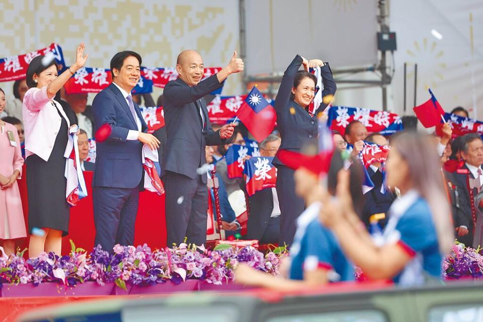 113年國慶大會，賴清德總統夫人吳玫如（左起）、賴清德、立法院長韓國瑜、副總統蕭美琴，一同為奧運英雄喝采。（杜宜諳攝）