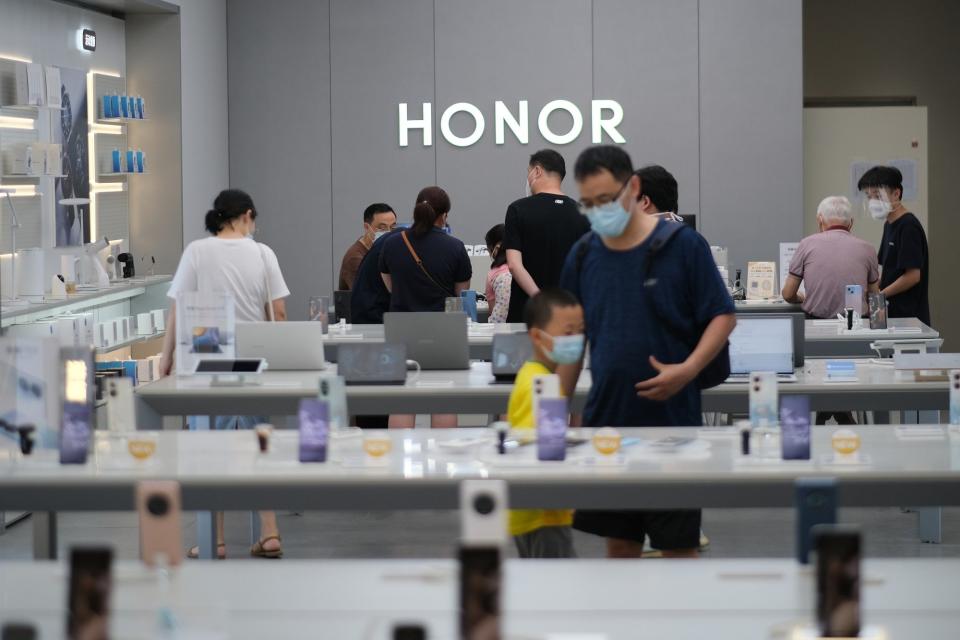 China smartphone shipments continue decline in third quarter as former Huawei mobile brand Honor reclaims top vendor ranking - Yahoo Finance