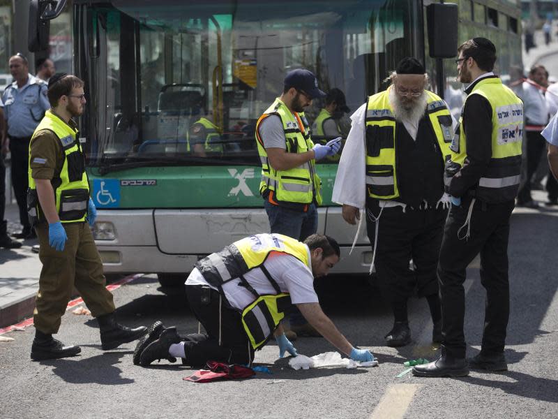 Spezialisten der israelischen Polizei sichern nach einer Messerattacke in Jerusalem Spuren. Foto: Abir Sultan