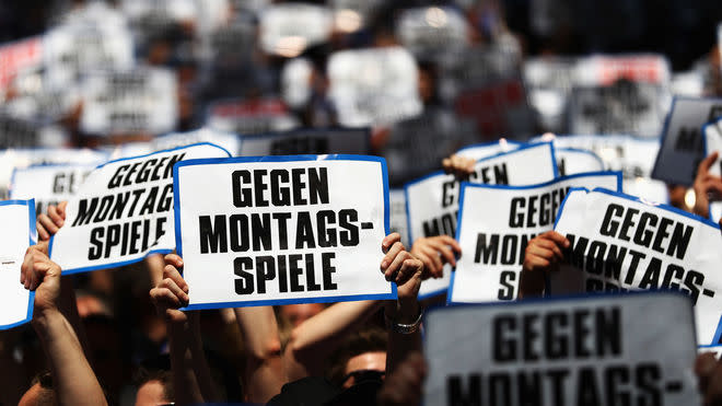 Wie hier auf Schalke werden auch am Montag in Frankfurt die Fans gegen die Montagsspiele protestieren