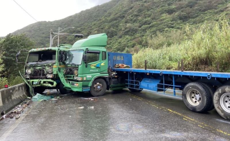 ▲新北貢寮台2線車禍！拖板車對撞砂石車。（圖／翻攝畫面）