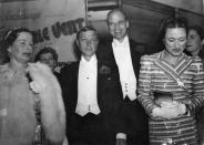 <p>Para el estreno de <em>Lo que el viento se llevó en París</em>, en 1939, Wallis dio una lección magistral de estilo apostando por este vestido abrigo cruzado de rayas y charol que la convirtieron en protagonista de la noche.</p>
