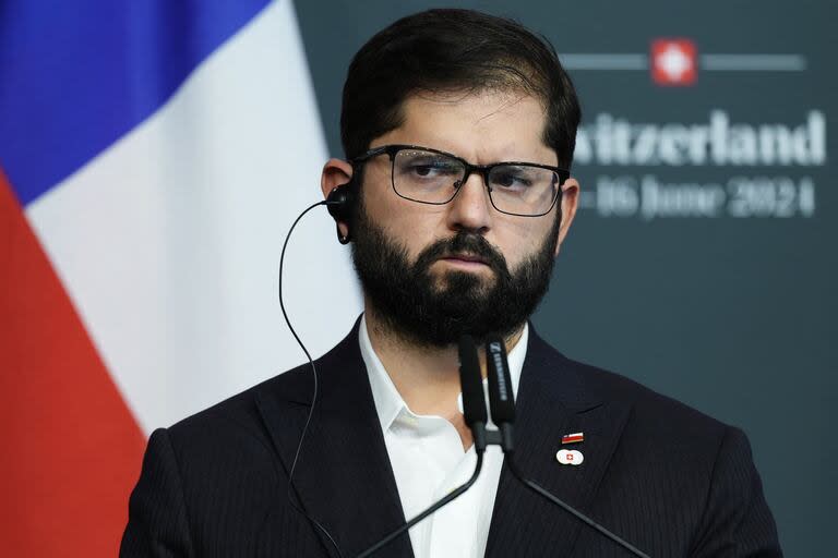 El presidente de Chile, Gabriel Boric, se dirige a la conferencia de prensa de clausura de la Cumbre sobre la paz en Ucrania, en el lujoso complejo Burgenstock, cerca de Lucerna, el 16 de junio de 2024