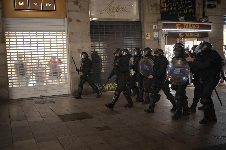 Le immagini della seconda notte di manifestazioni contro le restrizioni anti-Covid a Barcellona, sabato 31 ottobre. Una ventina di persone è risultata ferita, e altrettante sono state arrestate. (AP Photo/Emilio Morenatti)