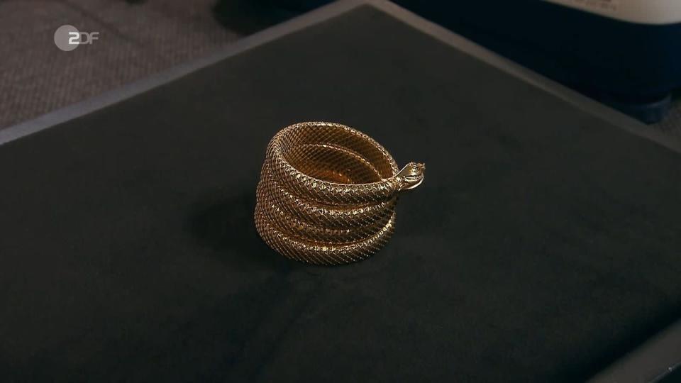 Die weiteren Objekte: Das goldene Schlangenarmband aus den 1960er-Jahren stammte aus Italien und war 4.000 Euro wert. (Bild: ZDF)