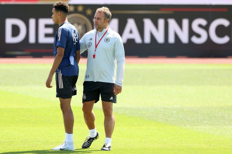Hans-Dieter Flick, entrenador de la selección alemana, junto al futbolista Jamal Musiala durante un entrenamiento