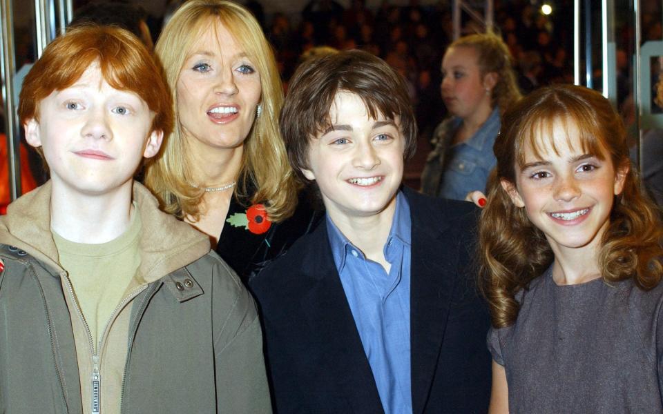 JK Rowling with the Harry Potter cast in 2001