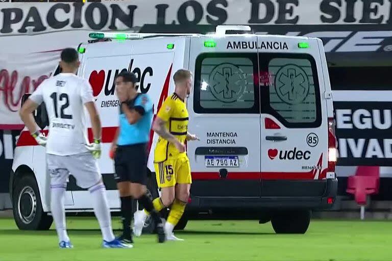 La ambulancia ingresó al campo de juego y se llevó rápidamente a Javier Altamirano hasta un hospital a menos de 500 metros del estadio.
