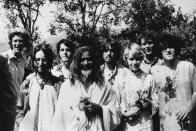 En febrero de 1968, The Beatles y otros artistas como Mia Farrow o Donovan se reunieron con el gurú religioso Maharishi Mahesh Yogi, fundador del movimiento Meditación Trascendental, en India. (Foto: Keystone-France / Gamma-Keystone / Getty Images).