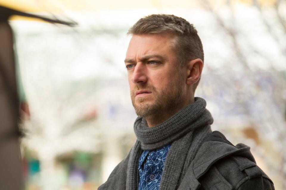 Kirk (Sean Gunn) ist ein Kind, gefangen im Körper eines Erwachsenen. Er wohnt noch immer bei seiner Mutter und verdient sein Geld durch diverse Gelegenheitsjob, von denen einer kurioser als der andere ist. Aufgrund seiner speziellen Art gerät Kirk vor allem mit Luke regelmäßig aneinander, während der Stadtrat und Supermarktbesitzer Taylor seine Naivität zu seinen Zwecken ausnutzt. (Bild: Saeed Adyani / Netflix)