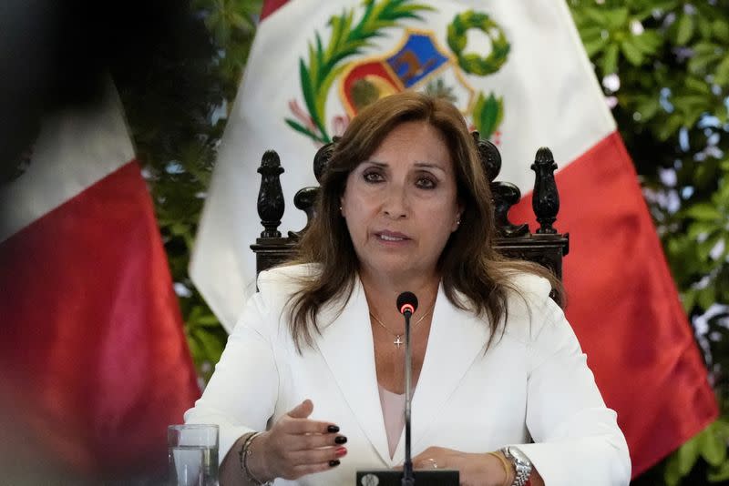 Presidenta Perú, Dina Boluarte, se reúne con la prensa extranjera en Lima.