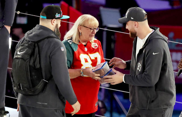 Donna Kelce becomes first mother to have two sons play against