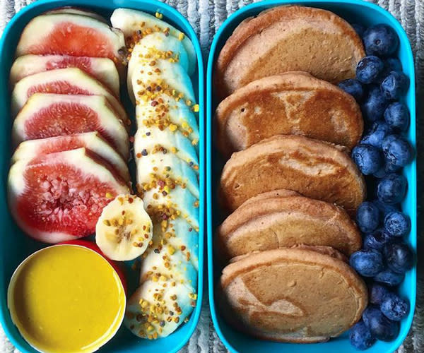 <p>Cette internaute a dévoilé sur Instagram son petit-déjeuner du dimanche : des pancakes aux myrtilles, accompagnés de pamplemousse et de banane en morceaux. Le pollen est évidemment l’ingrédient secret.<br>Crédit photo : Instagram @chilli_lime_pickles </p>