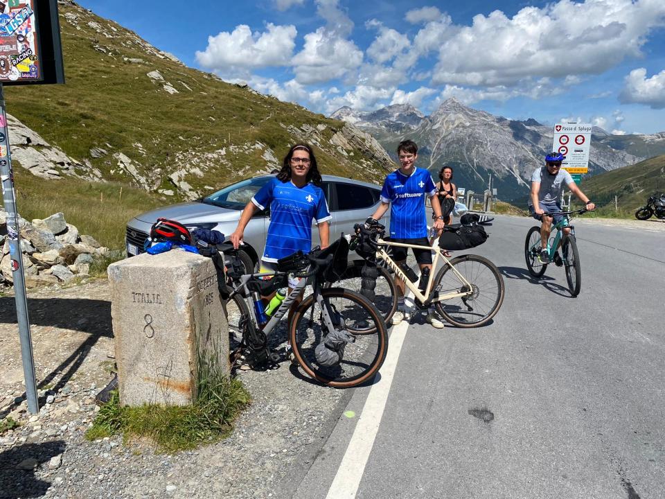 Gipfel erreicht: die zwei Radfahrer mit ihren Darmstadt-Trikots.  - Copyright: Privat