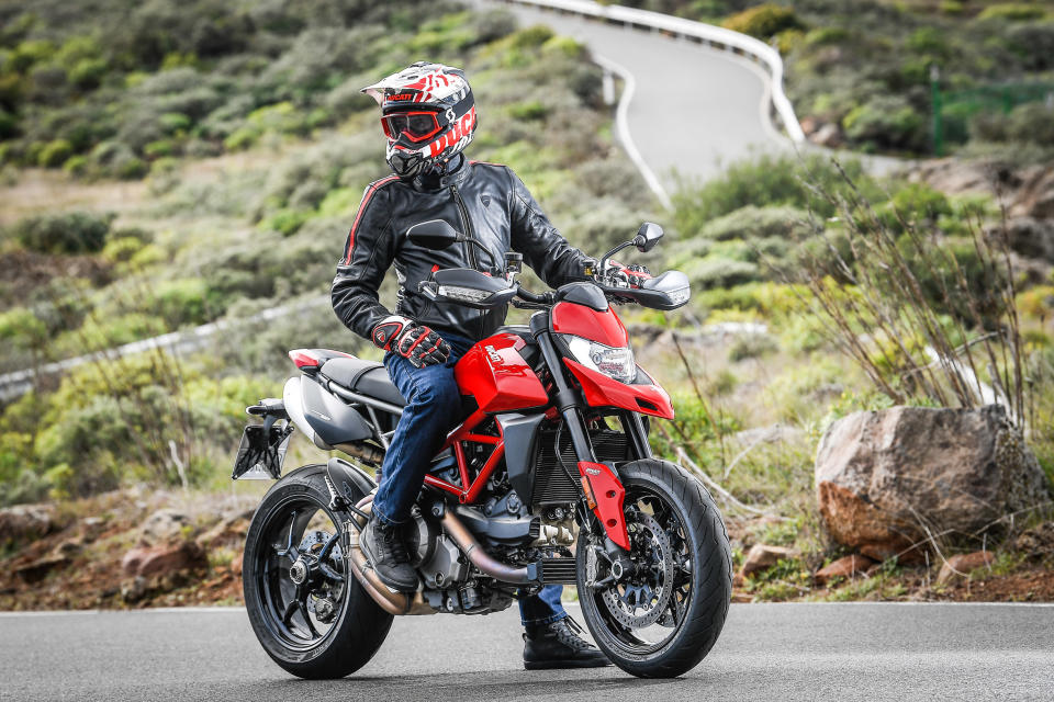 Hypermotard_950_Static 06_UC70270_Preview