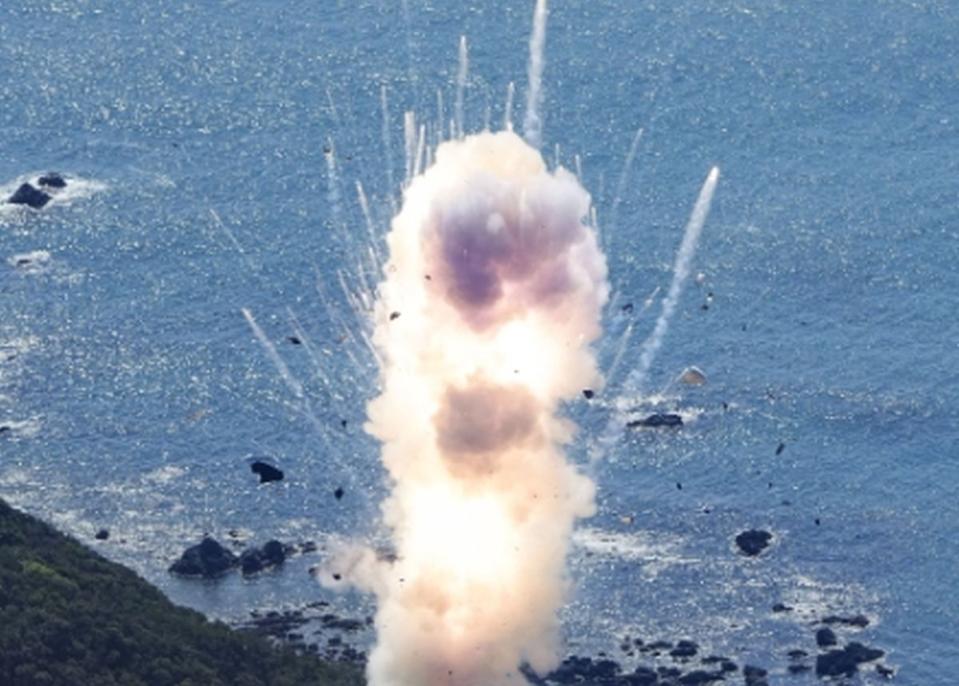 日本首次在民間火箭發射場發射搭載衛星的火箭，不過一升空即爆炸，發射失敗。