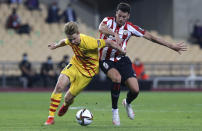 Barcelona's Frenkie de Jong fights for the ball against Athletic Bilbao's Mikel Vesga during the Spanish Copa del Rey final 2021 between Athletic Bilbao and Barcelona at La Cartuja stadium in Seville, Spain, Saturday April 17, 2021. (AP Photo/Angel Fernandez)