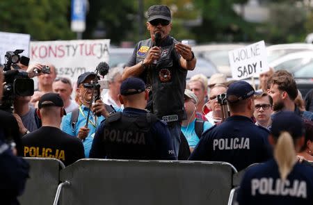 People gather in an anti-government protest in support of free courts outside the Parliament building in Warsaw July 18, 2018. REUTERS/Kacper Pempel