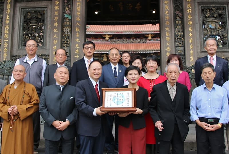 文化部長鄭麗君（前排右3）今天親赴北市艋舺龍山寺，並送上國定古蹟公告函，感謝管理單位長期維護古蹟，承諾政府未來會更致力於文資保存。（文化部提供／中央社）