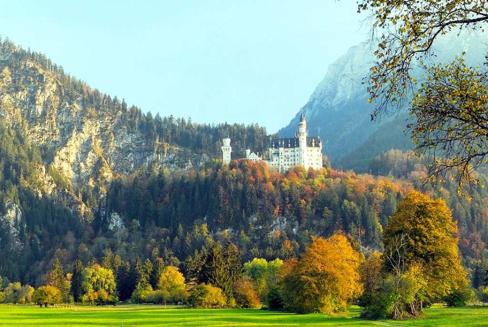 (Photo by Bbb, License: CC BY-SA 3.0, Wikimedia Commons提供, 圖片來源commons.wikimedia.org/wiki/File:Neuschwanstein_Herbst_VarB.jpg)